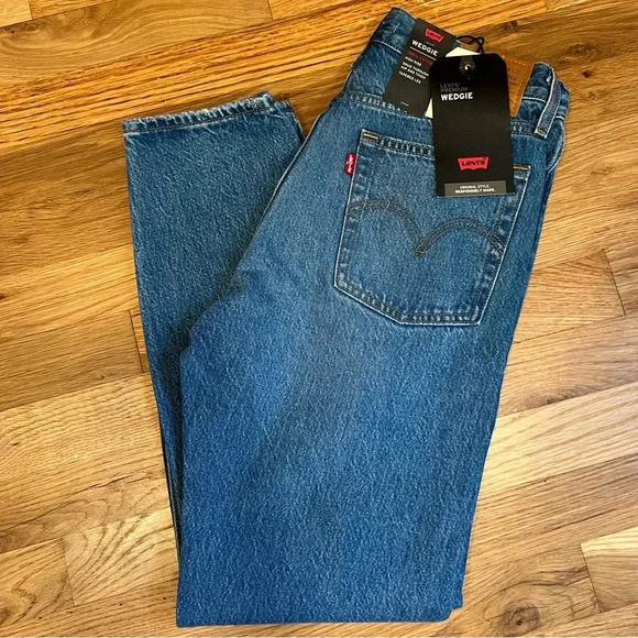 Brand NWT - Levi’s Wedgie Jeans, Straight Leg - size 27 - Picture 1 of 8